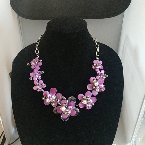 Jewelry - purple flower Silver pearl statement Necklace